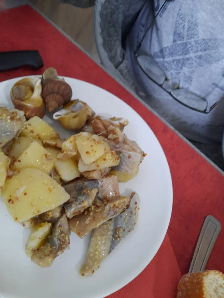 Pomme de Terre Hareng Et Bulletin Tout Ce Trouve Dans Une Vitrine Entrée